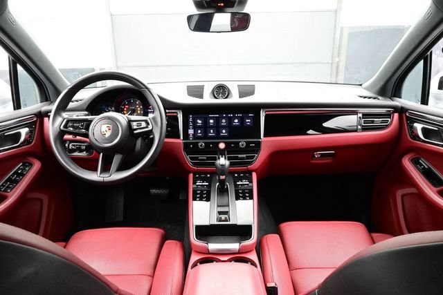 Certified 2025 Porsche Macan AWD/4WD image 19