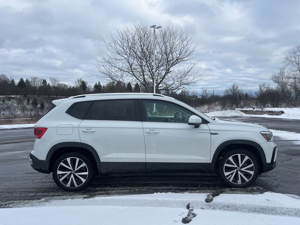 Used 2024 Volkswagen Taos SE image 3
