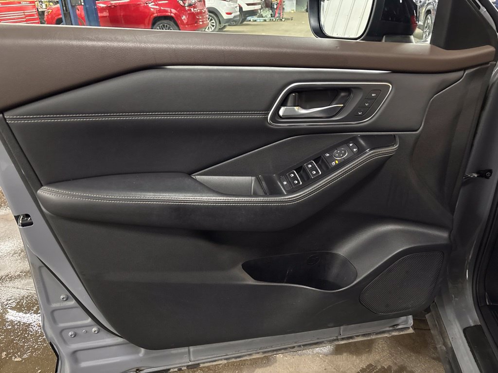 Used 2022 Nissan Rogue Platinum w/ Head-Up Display Package AWD/4WD image 23