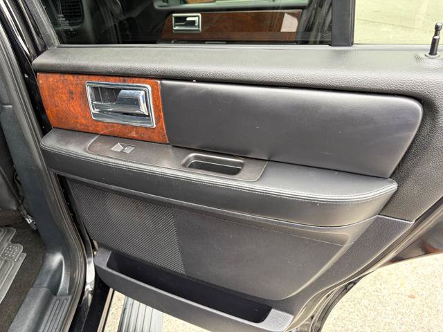 Used 2016 Lincoln Navigator Select AWD/4WD image 23