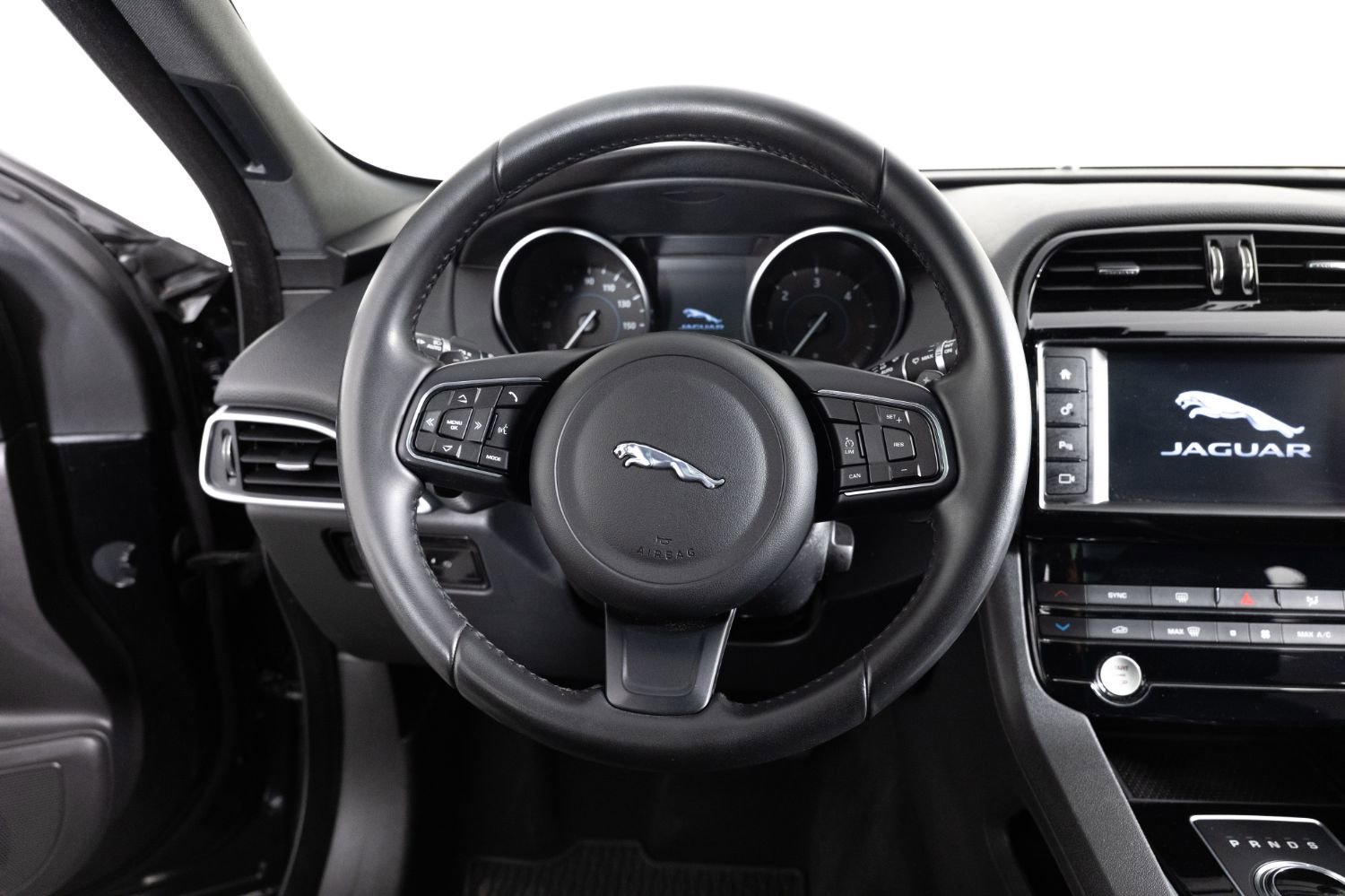 Used 2018 Jaguar F-PACE Premium image 30