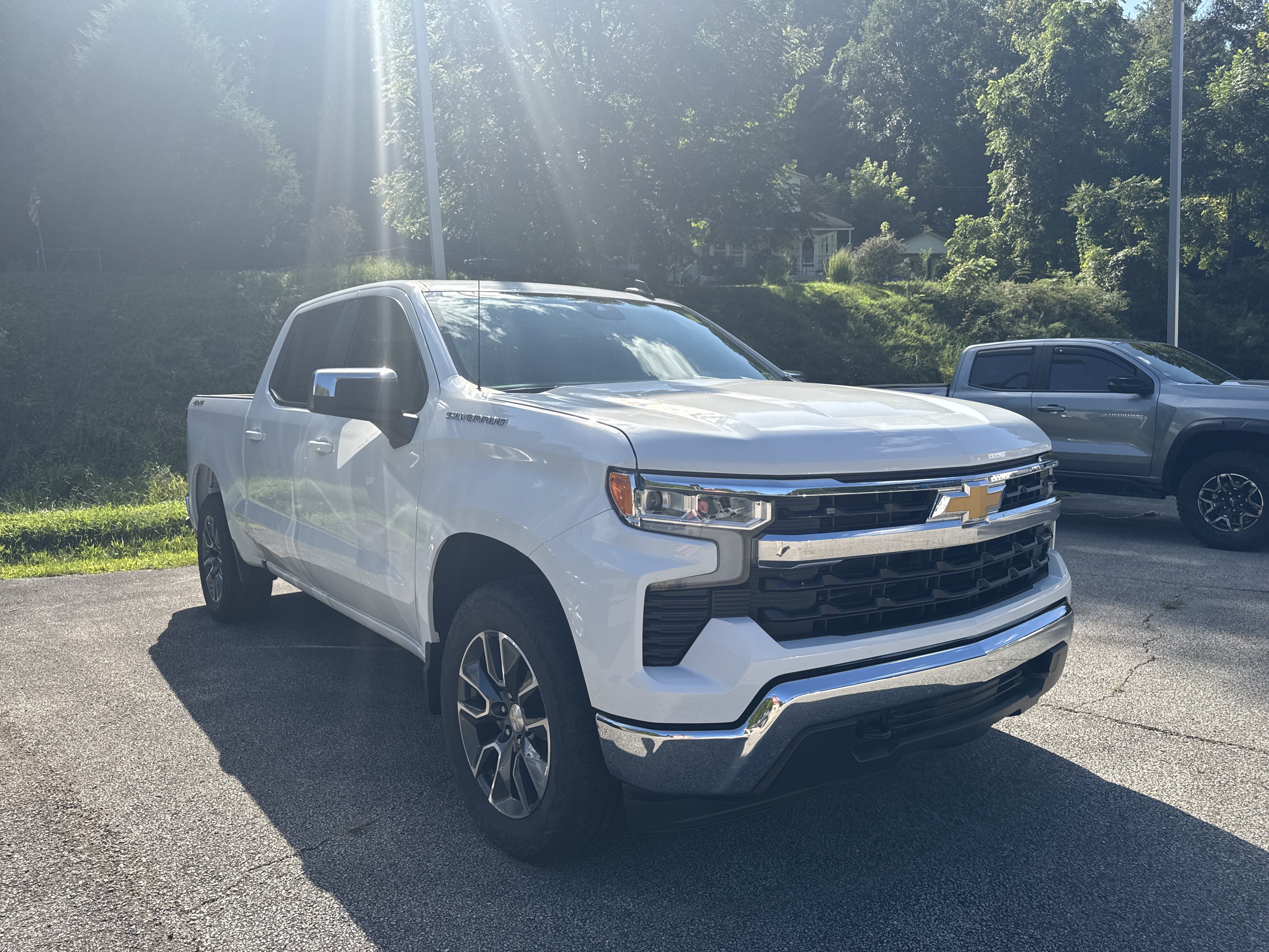 Used 2023 Chevrolet Silverado 1500 LT AWD/4WD image 4