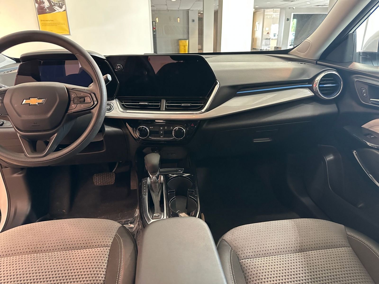 Used 2025 Chevrolet Trax LT FWD image 34