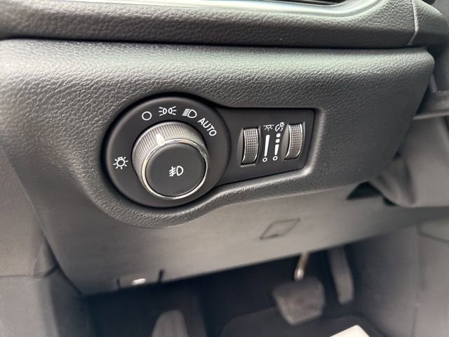 New 2026 Chrysler Pacifica Limited w/ Uconnect Theater Family Group image 34