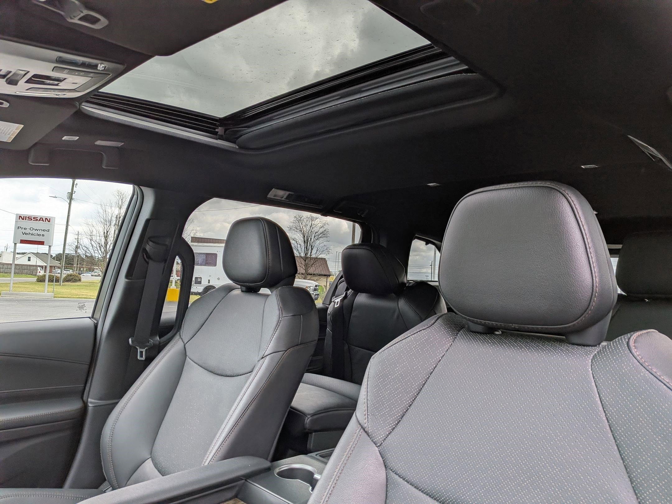 Used 2025 Toyota Sienna Platinum AWD/4WD image 25