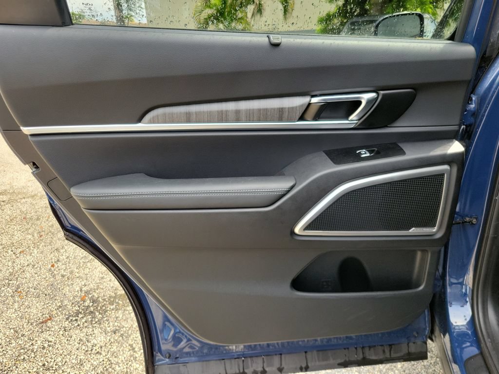 Certified 2024 Kia Telluride EX w/ EX Captain's Chair Package FWD image 16