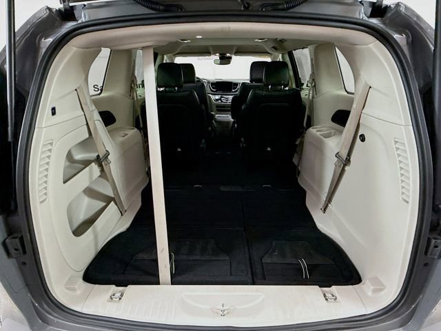 Used 2022 Chrysler Pacifica Touring-L image 25