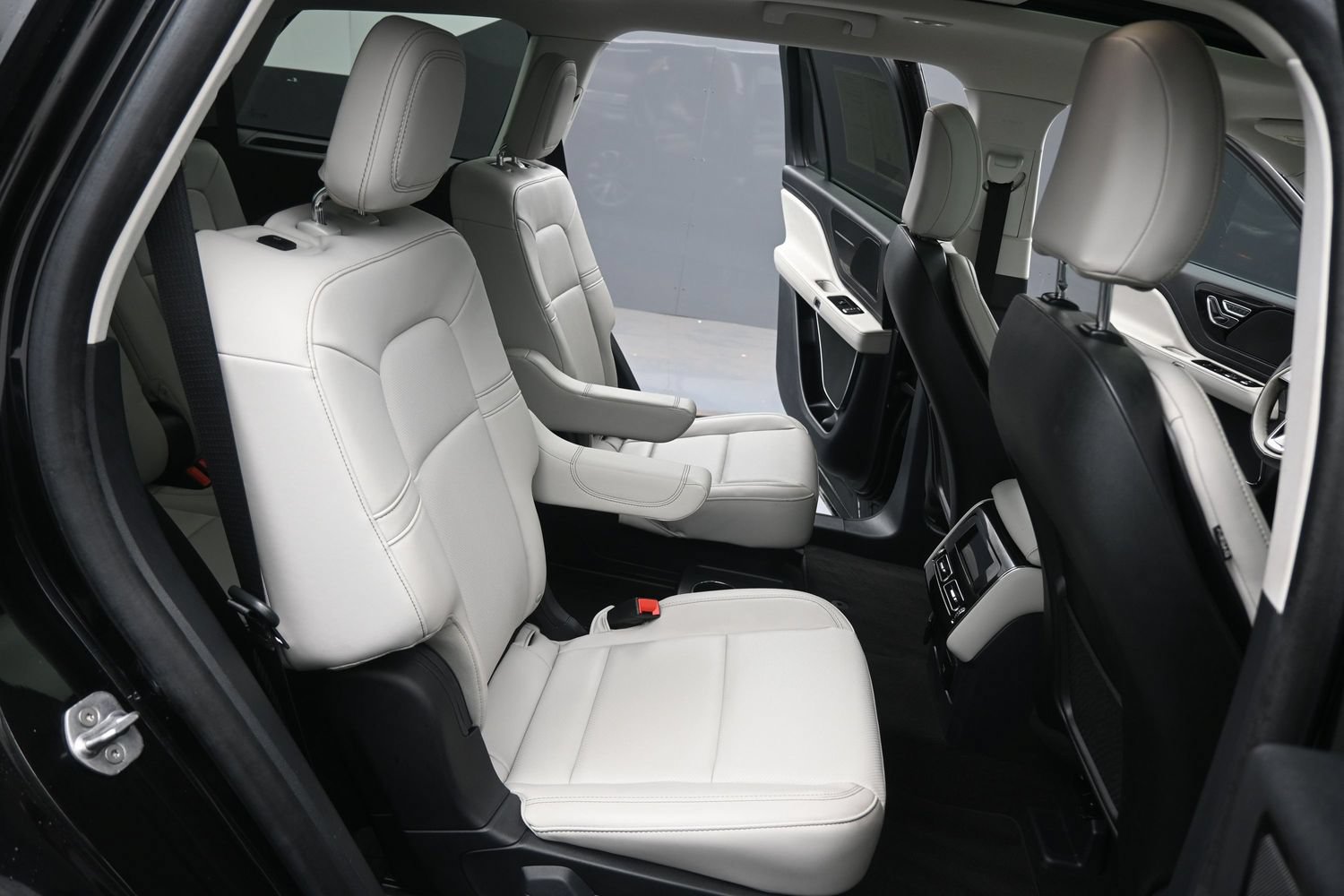 Used 2025 Lincoln Aviator 2WD image 16