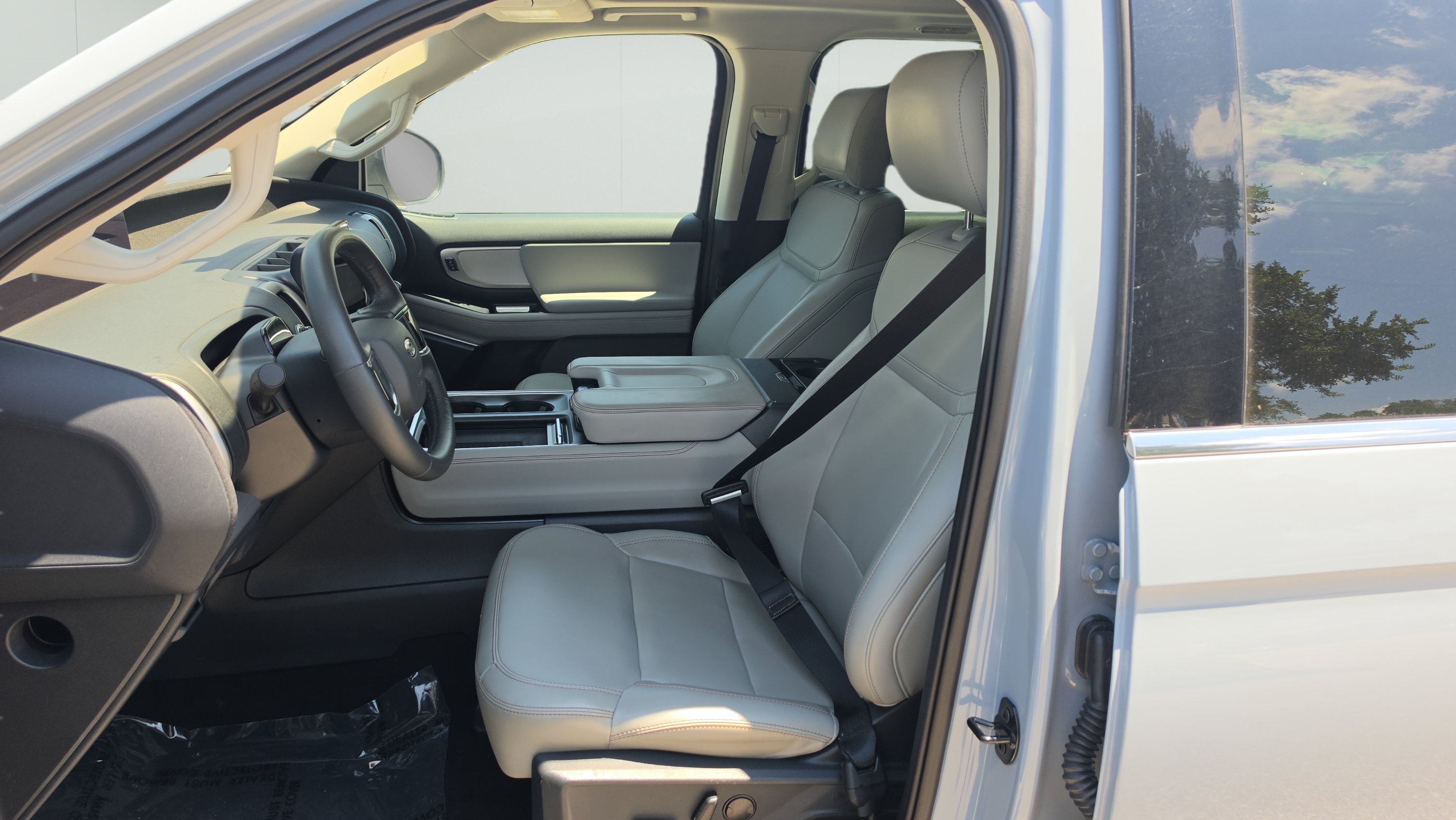 Used 2025 Ford Expedition Active RWD image 9