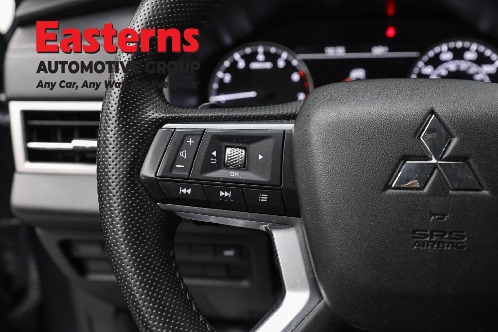 Used 2025 Mitsubishi Outlander SE FWD image 16