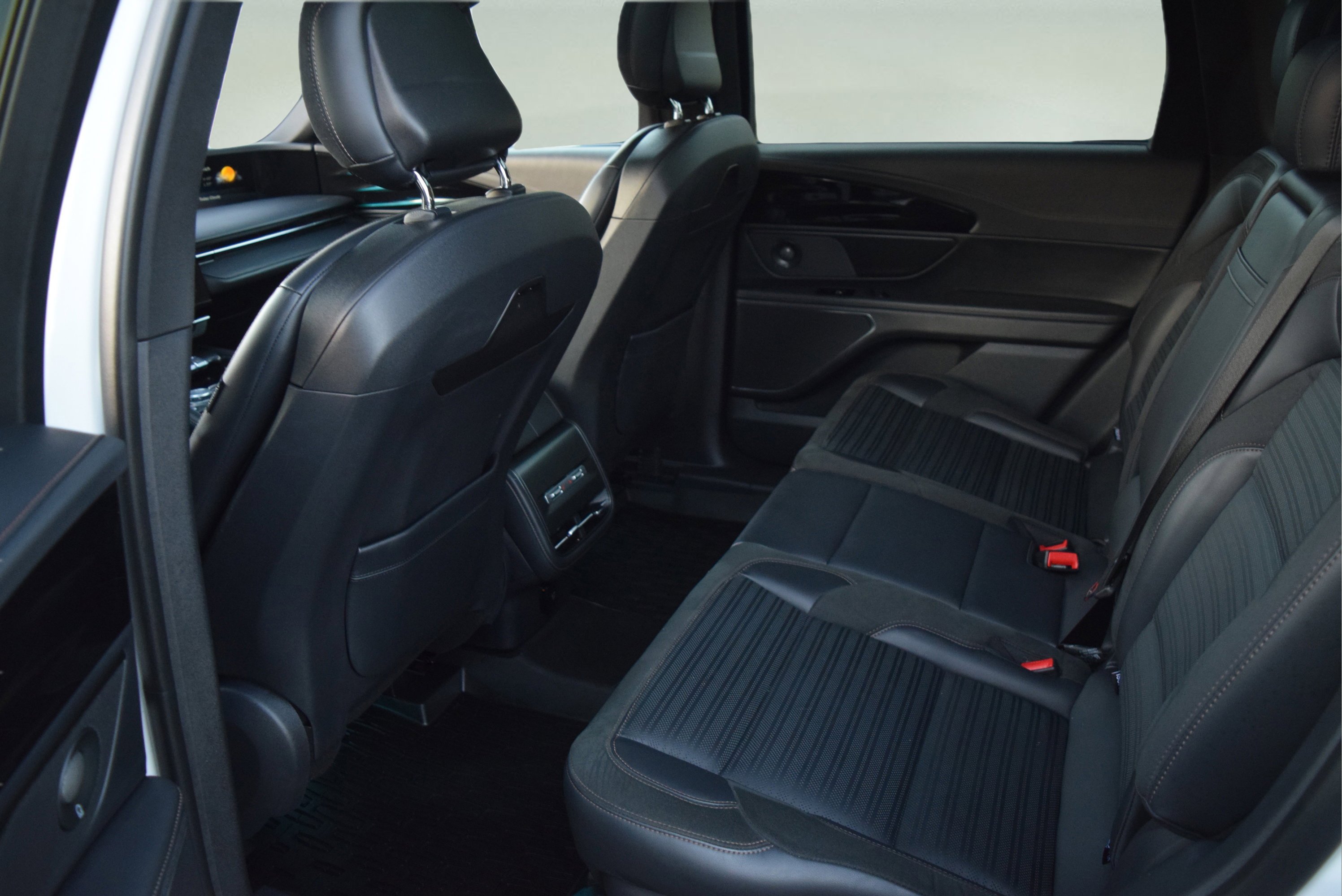 Used 2024 Lincoln Nautilus Reserve w/ Equipment Group 202A image 7