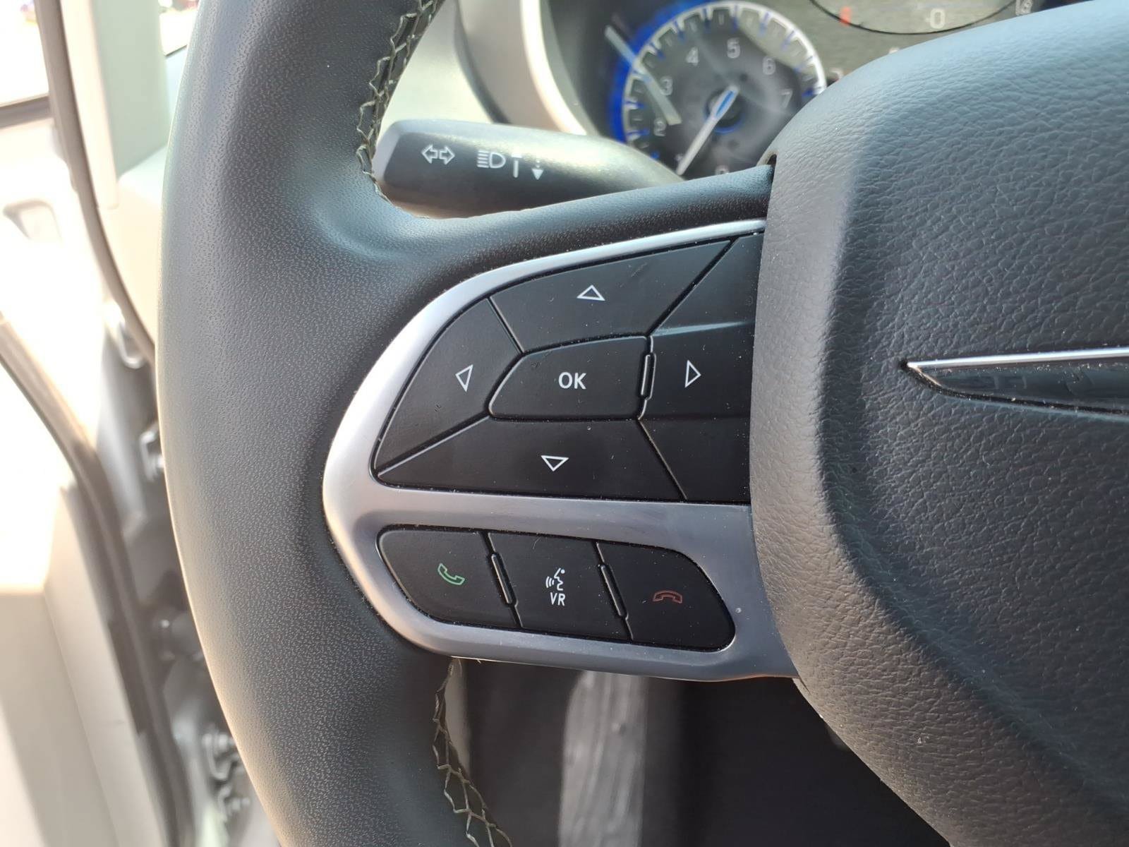 Used 2023 Chrysler Pacifica Touring-L FWD image 25