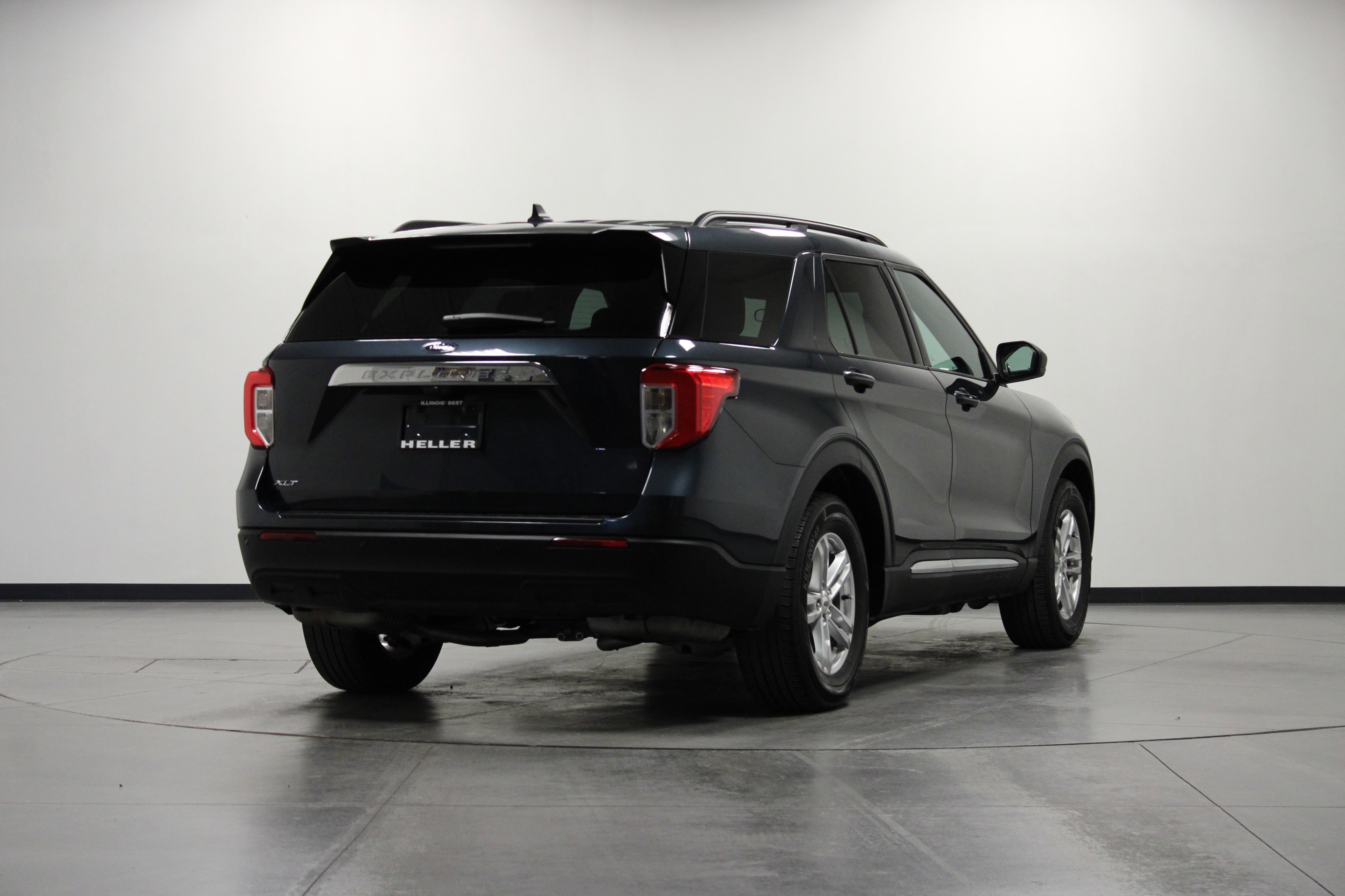 Used 2023 Ford Explorer XLT image 4