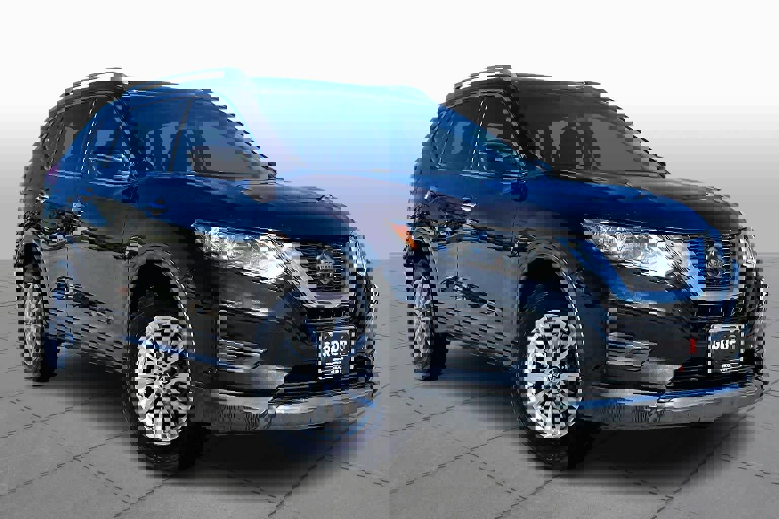 Used 2018 Nissan Rogue SV image 3