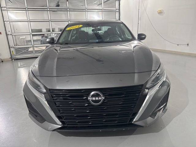 Used 2024 Nissan Altima 2.5 SV FWD image 2