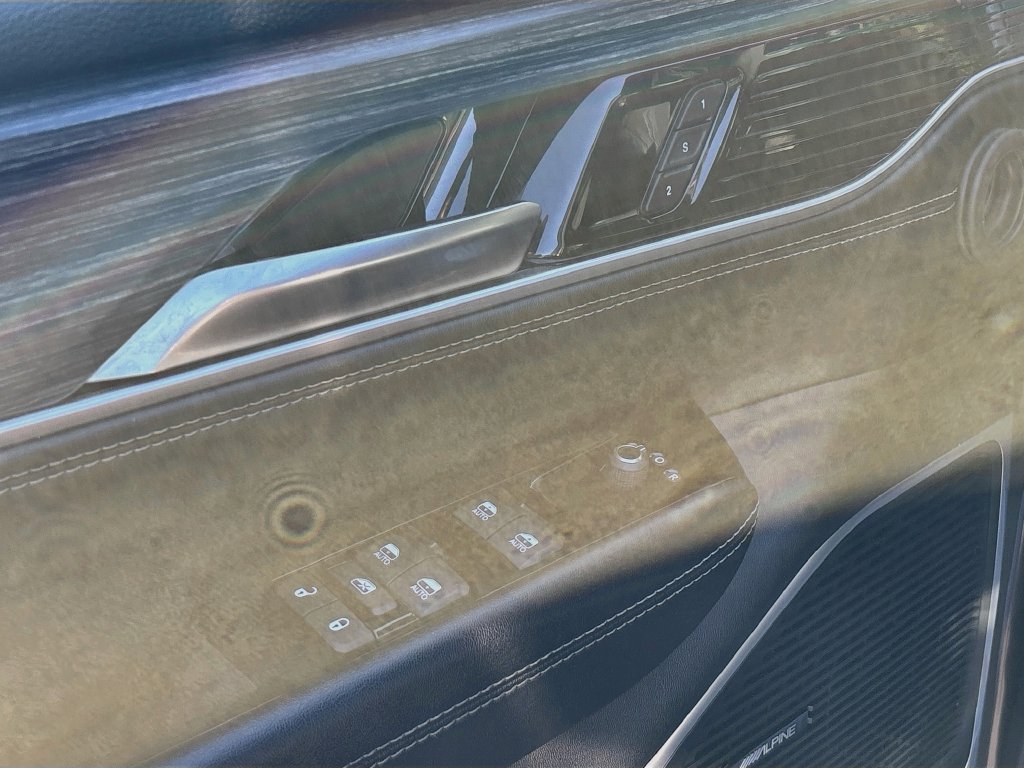 Used 2024 Jeep Wagoneer L Series II AWD/4WD image 18