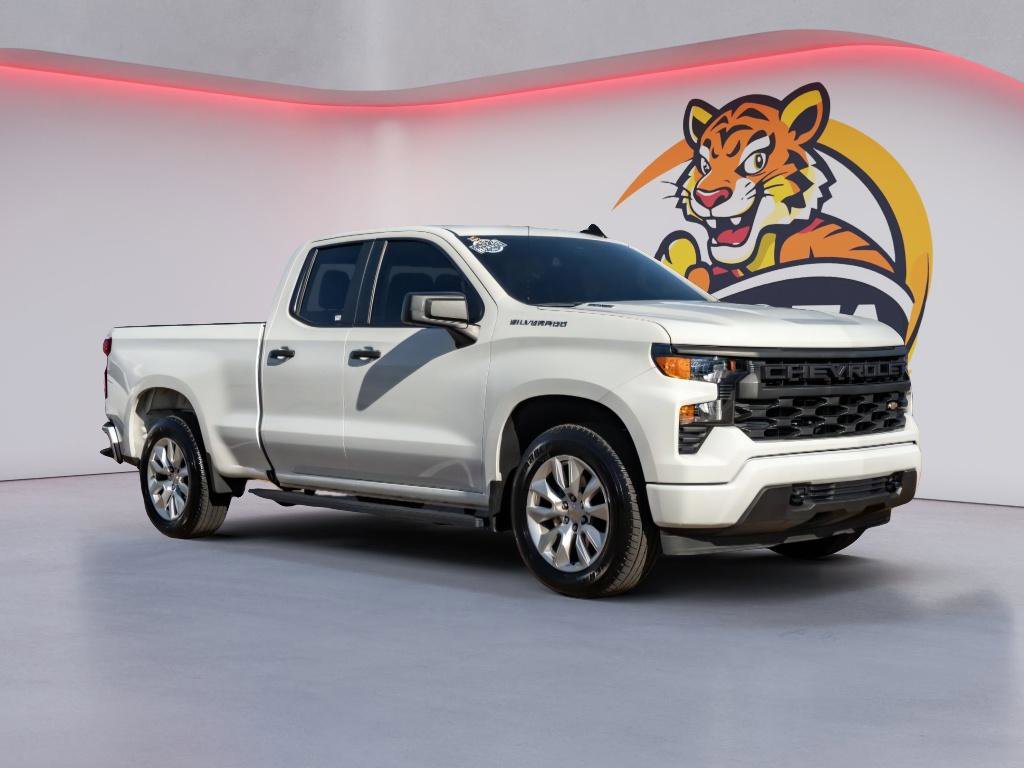 Used 2025 Chevrolet Silverado 1500 Custom image 3