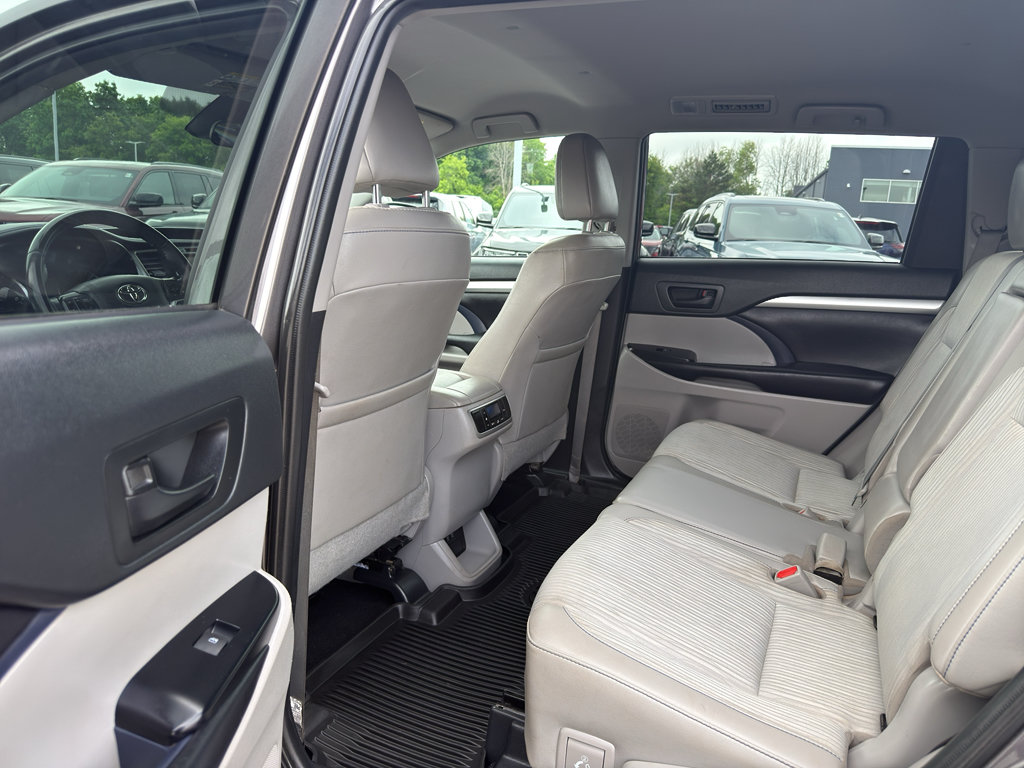 Used 2019 Toyota Highlander Plus AWD/4WD image 29