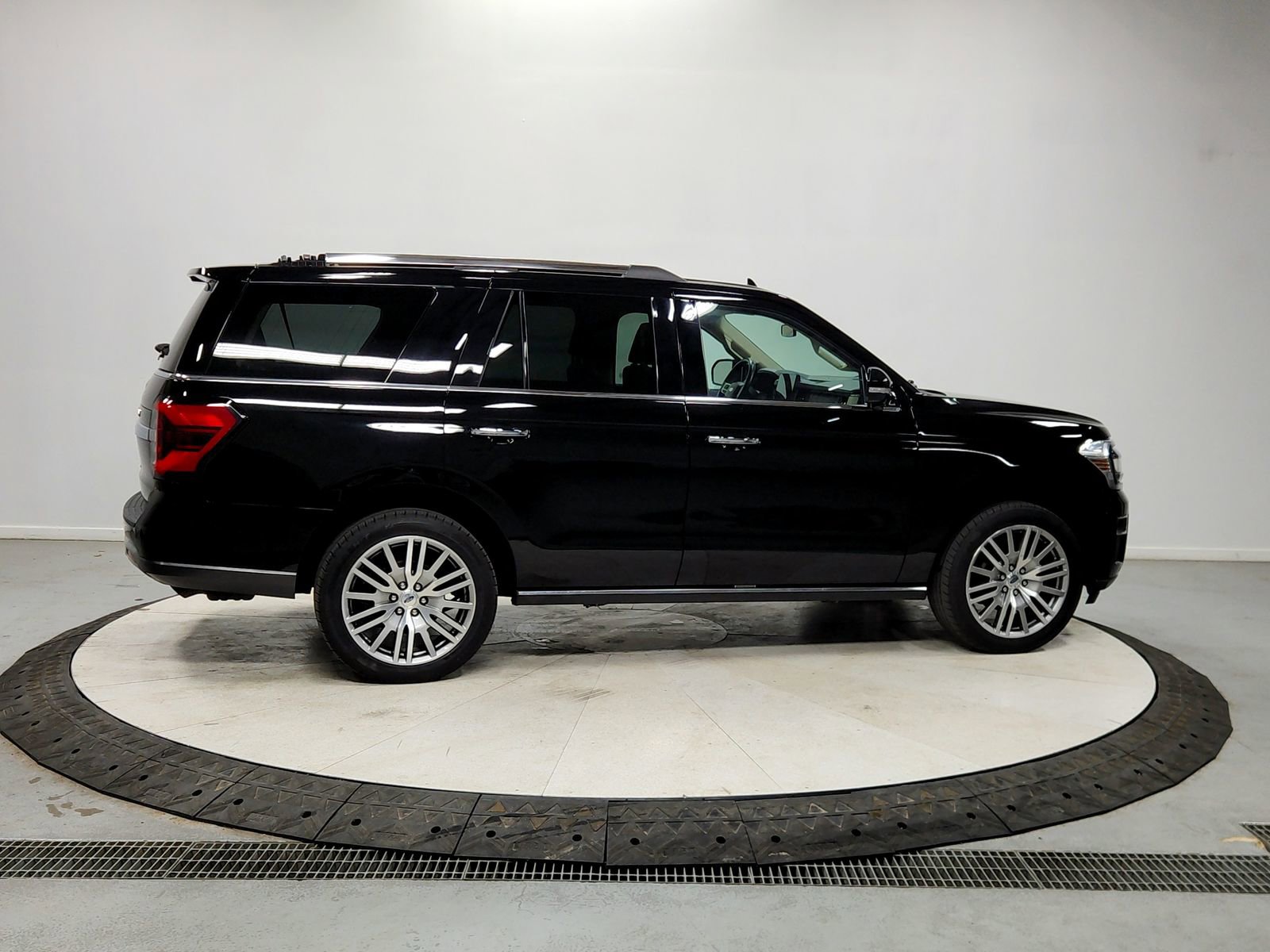 Used 2023 Ford Expedition Limited image 8