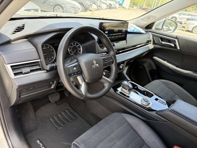 Used 2025 Mitsubishi Outlander SE FWD image 12