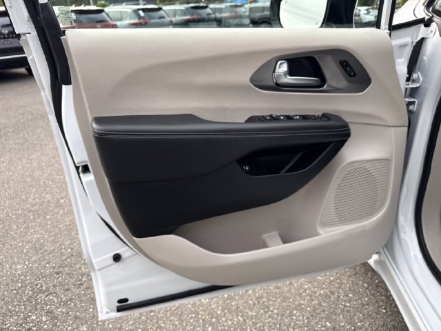 Used 2024 Chrysler Pacifica Limited FWD image 16