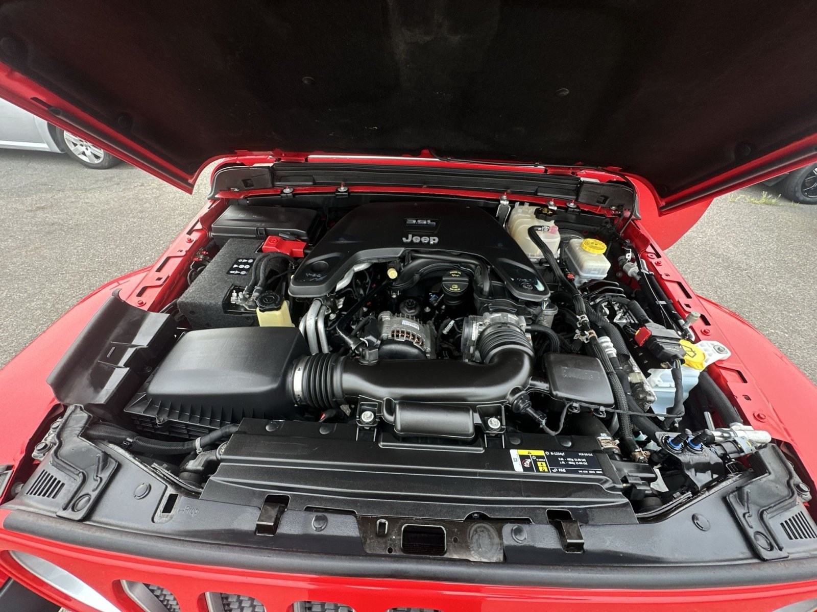 Used 2018 Jeep Wrangler Unlimited Sahara AWD/4WD image 35