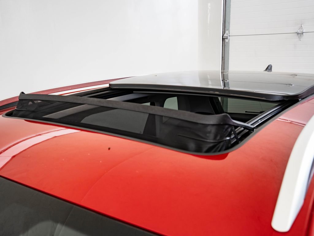Used 2023 Volkswagen Taos SE w/ Panoramic Sunroof Package FWD image 14