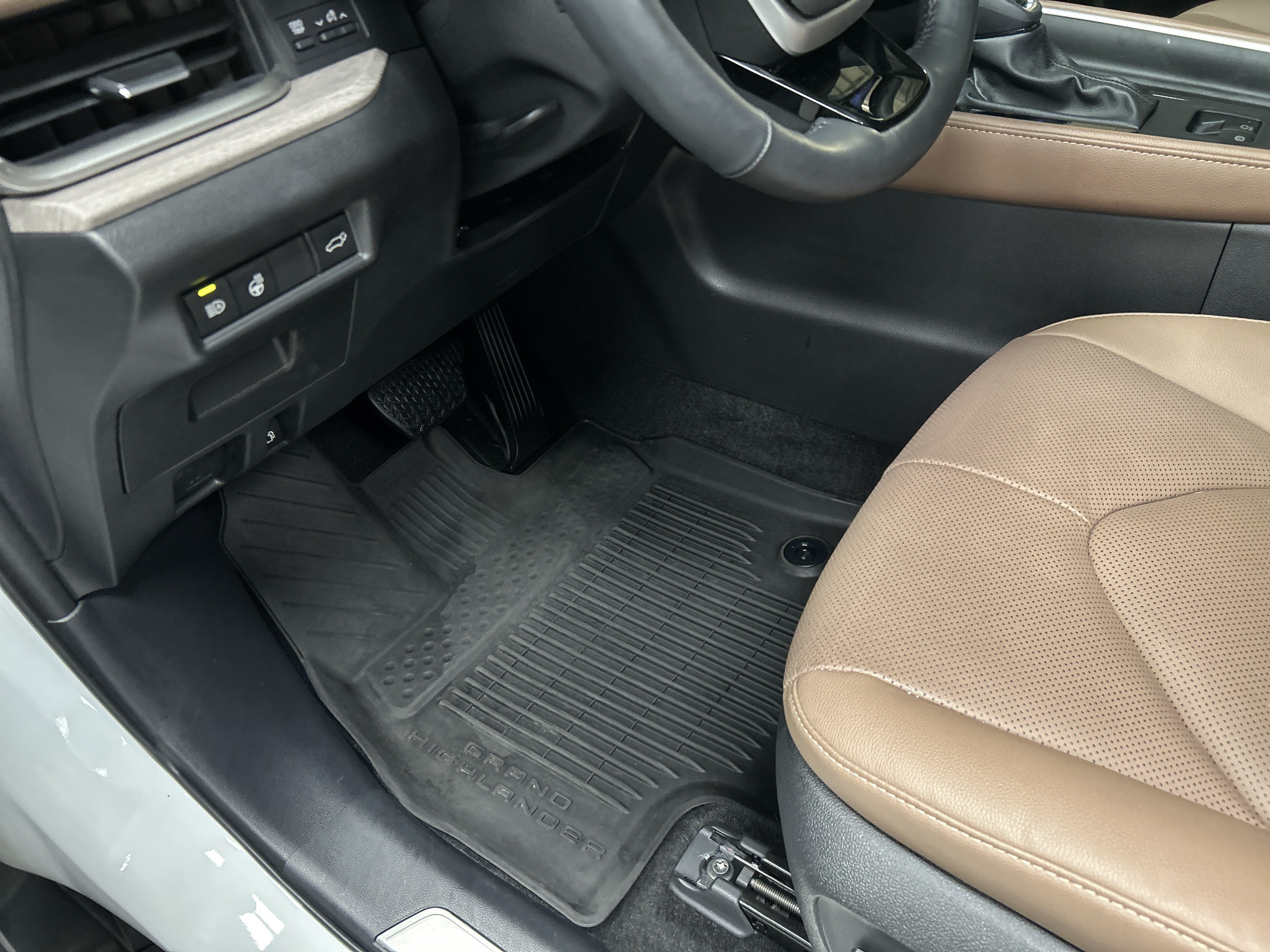 Used 2025 Toyota Grand Highlander AWD image 3