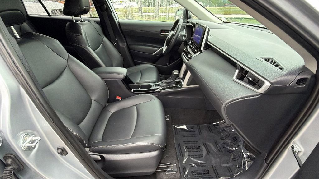 Used 2025 Toyota Corolla Cross XLE FWD image 39