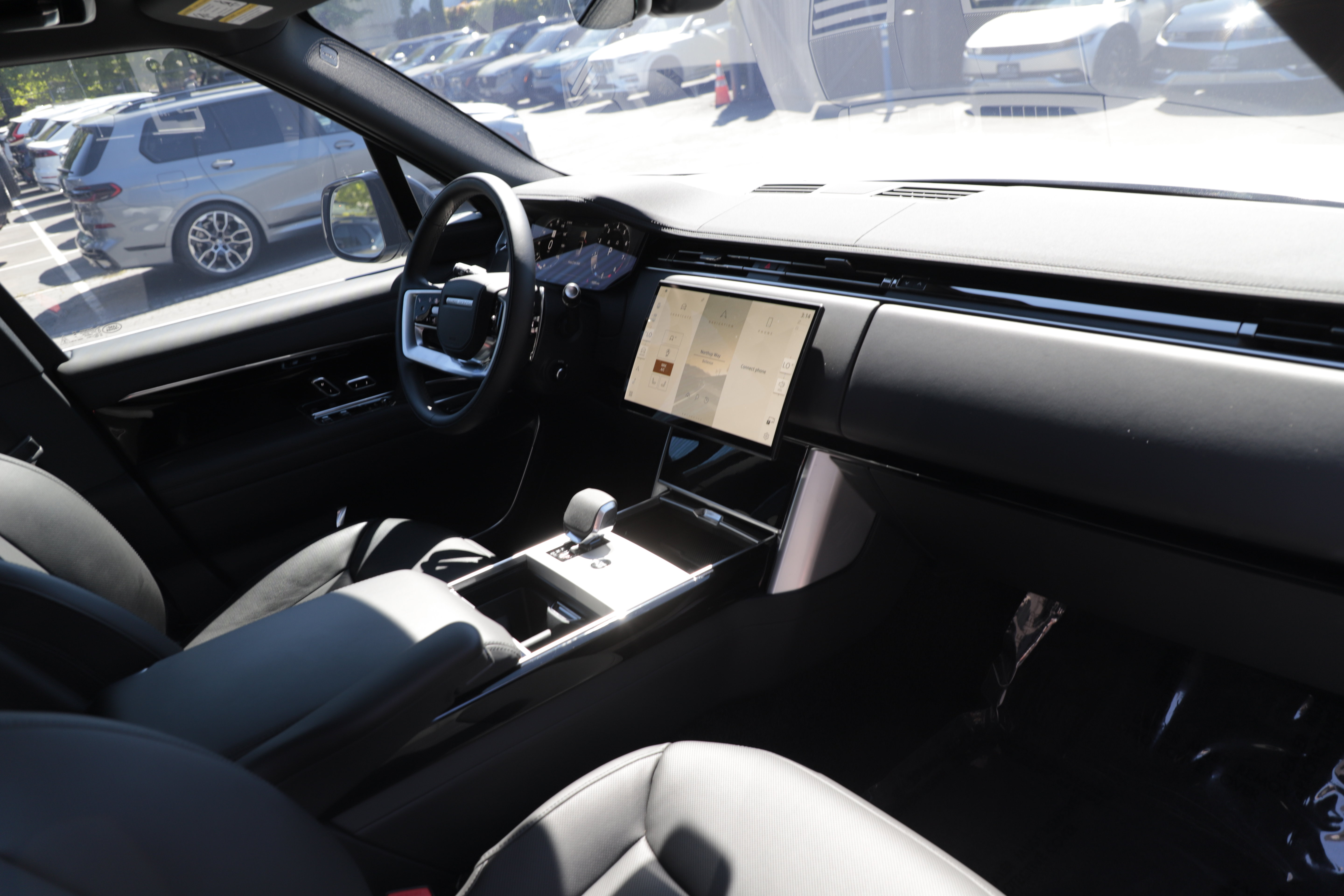 Certified 2025 Land Rover Range Rover SE AWD/4WD image 9
