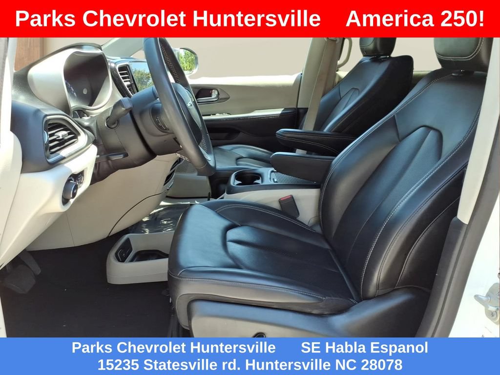 Used 2023 Chrysler Pacifica Touring-L FWD image 16