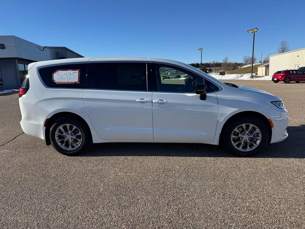 New 2026 Chrysler Pacifica Limited w/ Trailer Tow Group AWD/4WD image 2