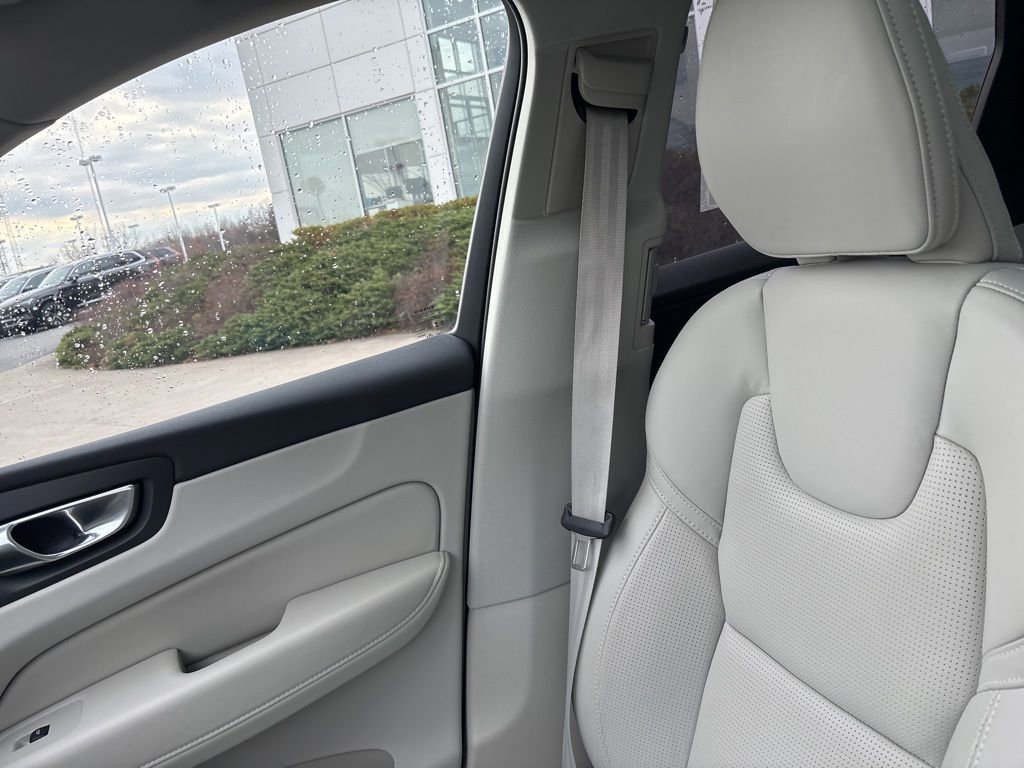 Certified 2024 Volvo XC60 T8 Ultimate w/ Protection Package Premier image 28