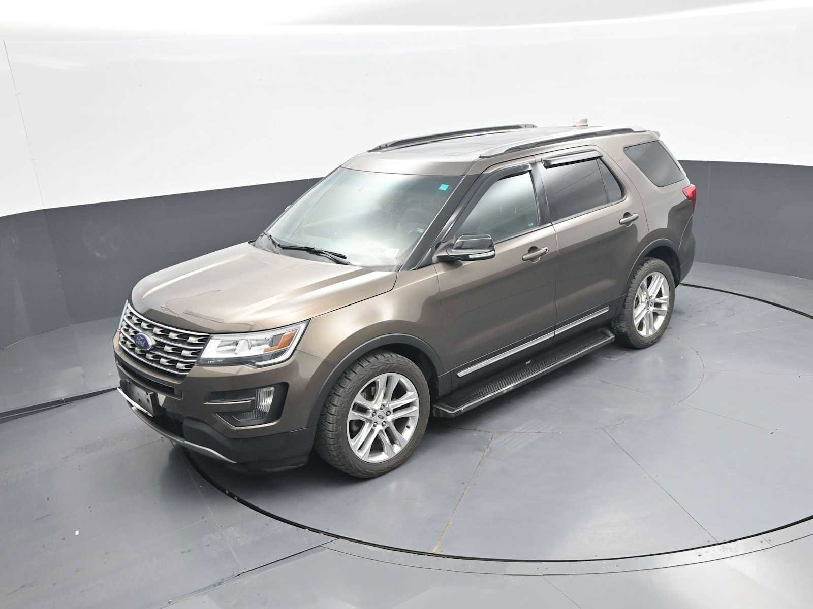 Used 2016 Ford Explorer XLT w/ Equipment Group 202A AWD/4WD image 29