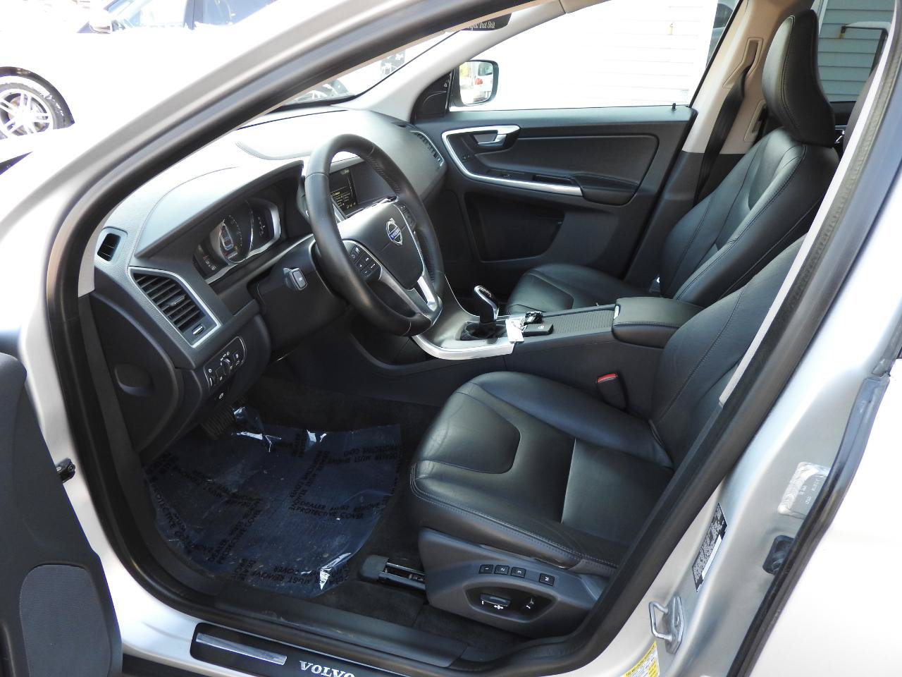 Used 2016 Volvo XC60 T5 Platinum w/ Climate Package AWD/4WD image 6