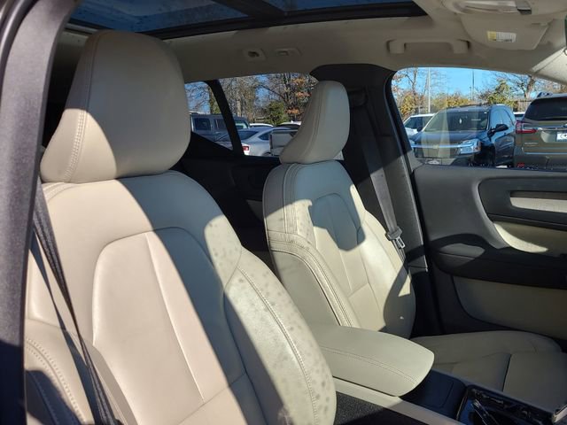 Used 2023 Volvo XC40 B5 Plus image 19