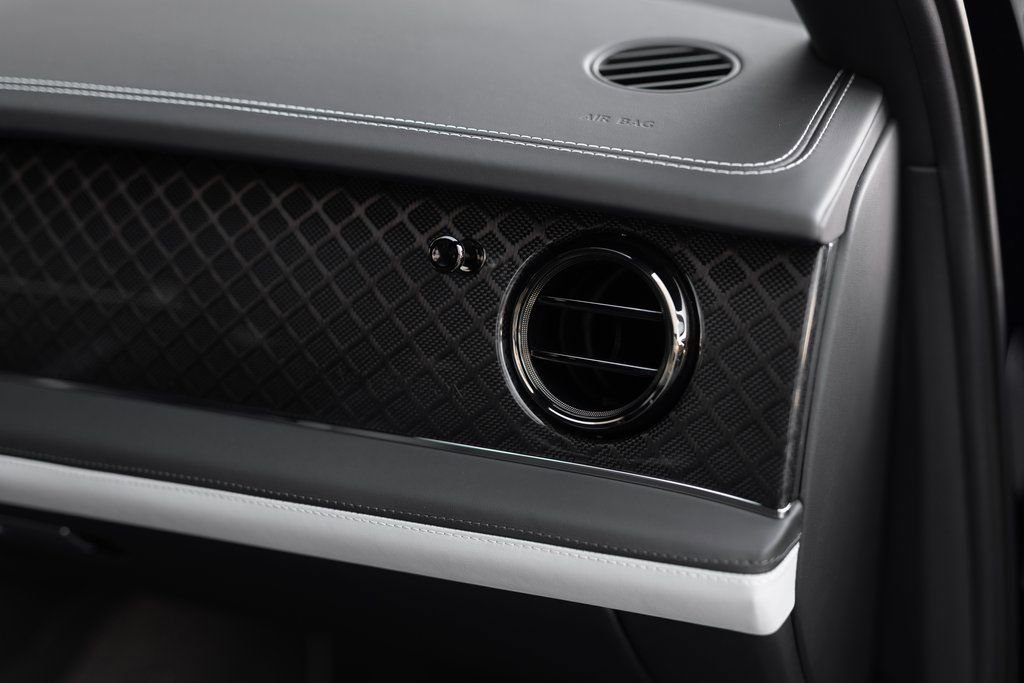 Used 2025 Bentley Bentayga AWD/4WD image 28