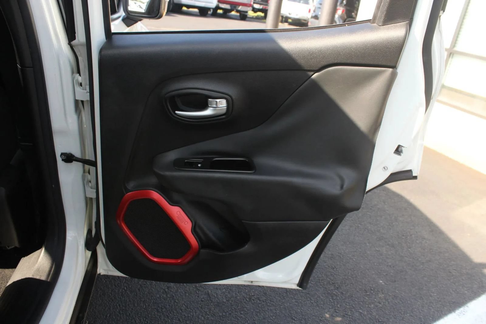 Used 2015 Jeep Renegade Trailhawk AWD/4WD image 18