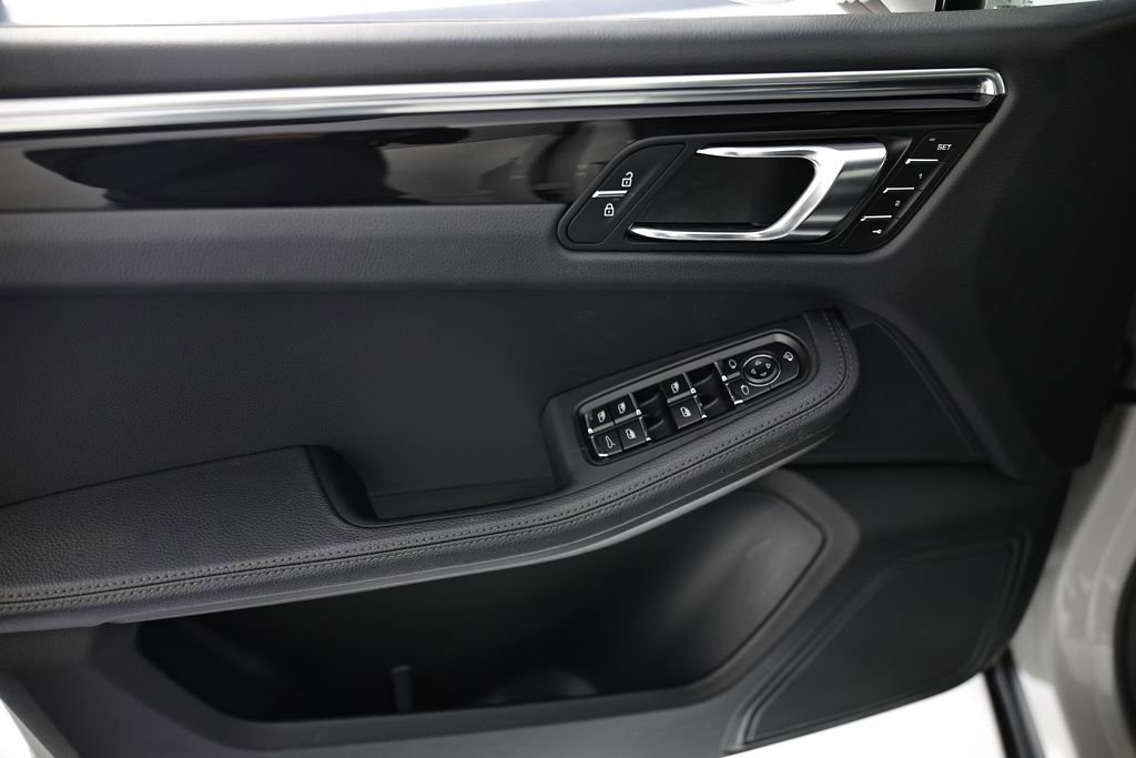 Used 2025 Porsche Macan image 18