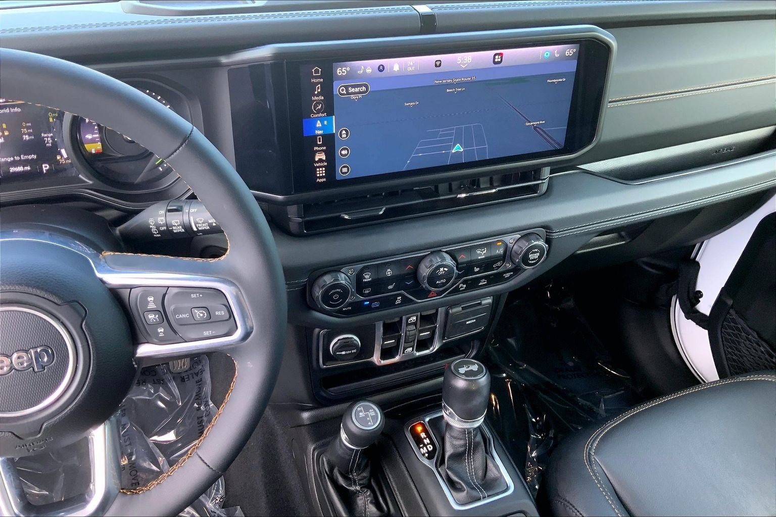 Certified 2024 Jeep Wrangler Unlimited Sahara w/ Technology Group AWD/4WD image 6