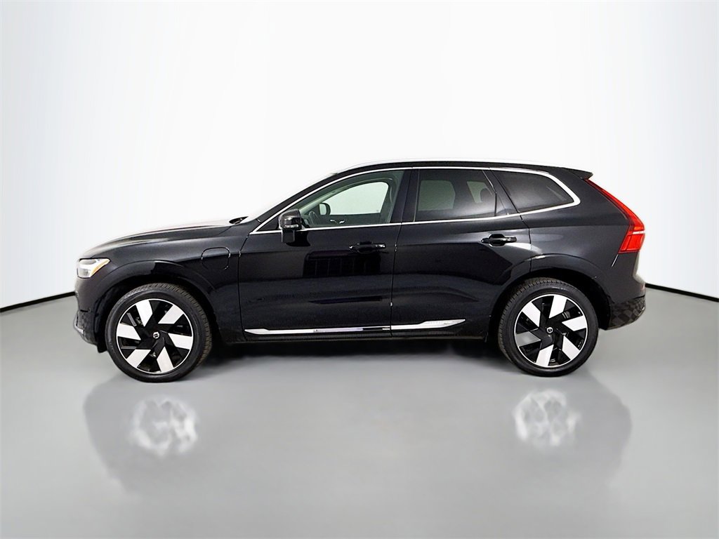 Used 2023 Volvo XC60 T8 Plus image 2