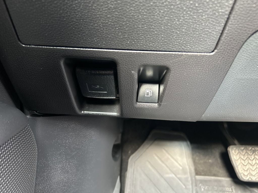 Used 2023 Toyota Highlander LE image 18