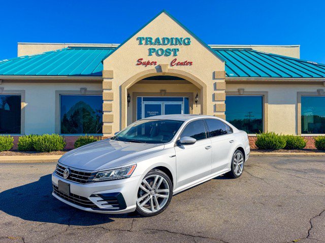 Used 2018 Volkswagen Passat 2.0T R-Line w/ R-Line Lighting Package FWD image 25