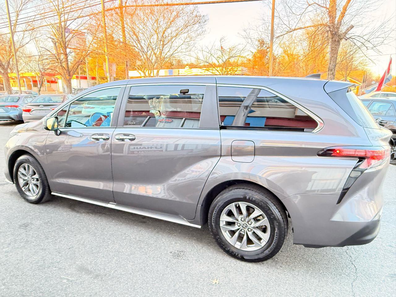 Used 2022 Toyota Sienna XLE image 5