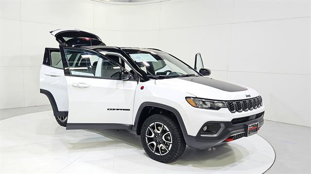 Used 2025 Jeep Compass Trailhawk AWD/4WD image 29