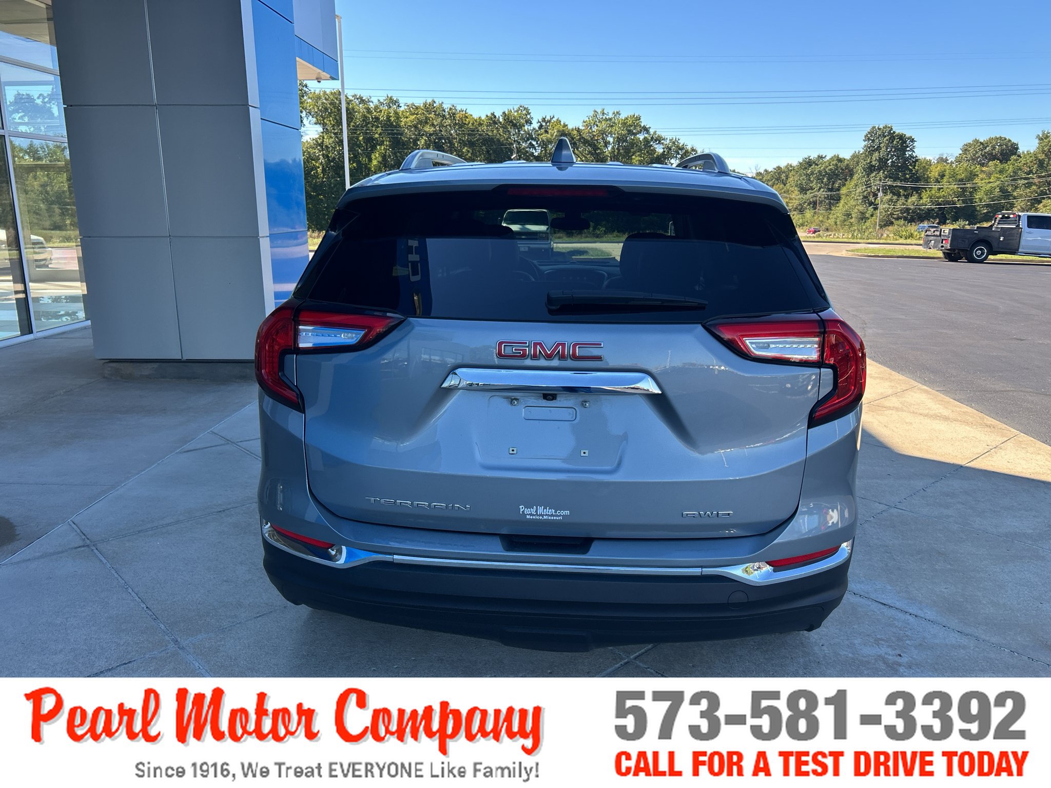 Used 2024 GMC Terrain SLT AWD/4WD image 5