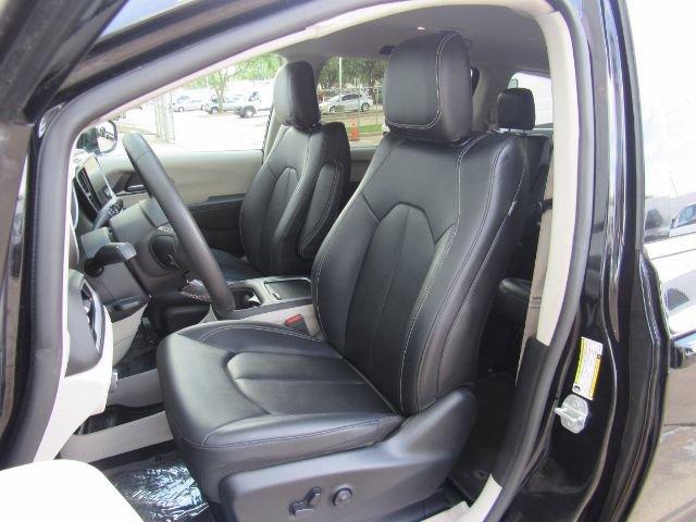 Used 2024 Chrysler Pacifica Touring-L FWD image 6