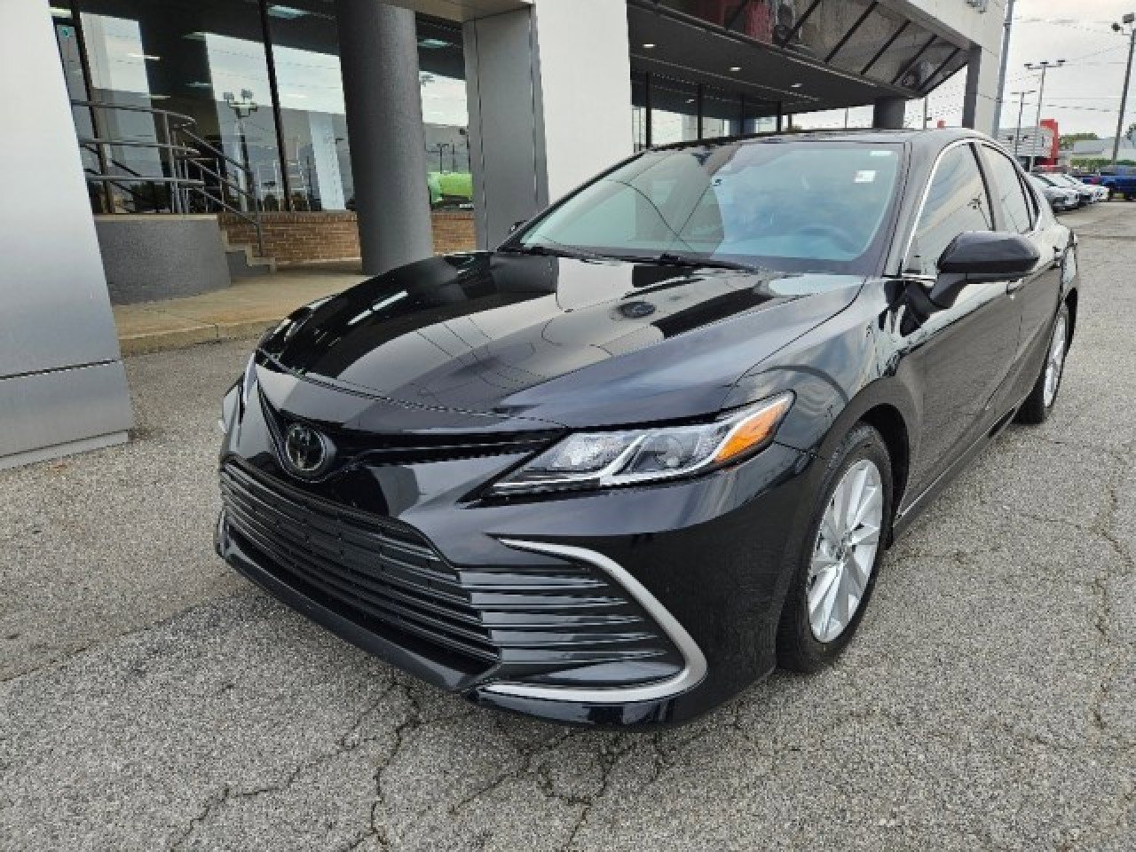 Used 2023 Toyota Camry LE image 2