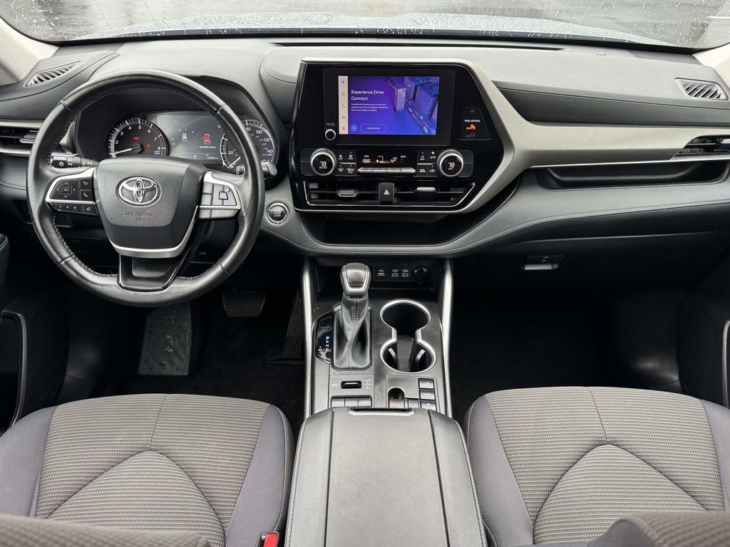 Used 2023 Toyota Highlander LE AWD/4WD image 2