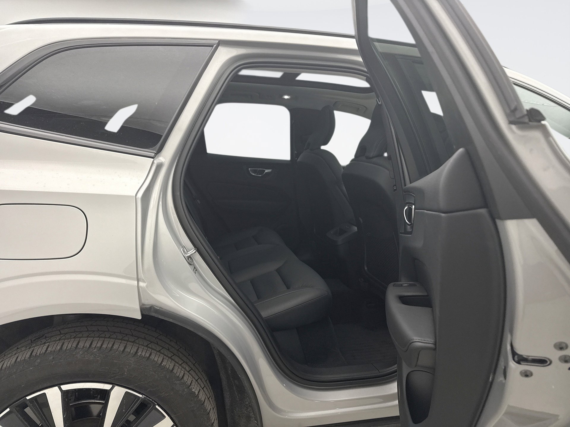 Used 2023 Volvo XC60 B5 Plus w/ Climate Package image 19